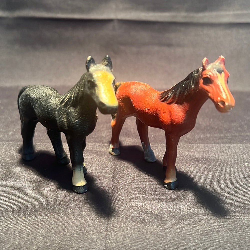 Vintage Cast Iron set of 2 horses.